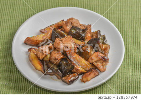 鶏肉と茄子とポテトのオイスターソース炒め 128557974