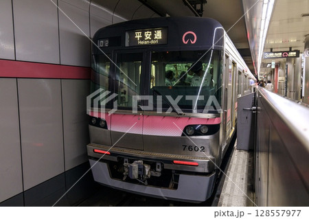 地下鉄上飯田線連絡線、平安通駅に停車中の7000形電車 128557977