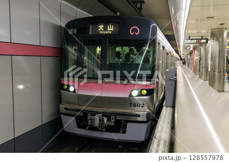地下鉄上飯田線連絡線、平安通駅に停車中の7000形電車 128557978
