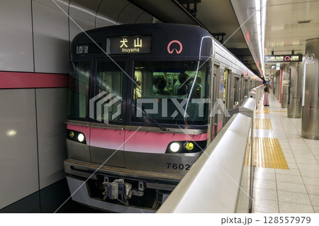 地下鉄上飯田線連絡線、平安通駅に停車中の7000形電車 地下鉄上飯田線連絡線、平安通駅に停車中の7000形電車 128557979