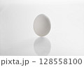 白い背景の卵(映り込みあり) 128558100