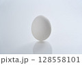 白背景のたまご 128558101