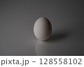 立っている卵 128558102