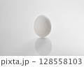 立っている卵 128558103
