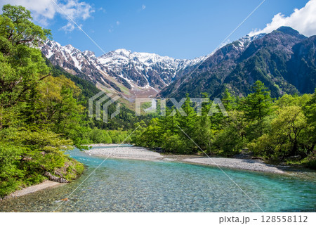 上高地の絶景『美しい梓川の流れと穂高連峰 新緑シーズン』 上高地の絶景『美しい梓川の流れと穂高連峰 新緑シーズン』 128558112