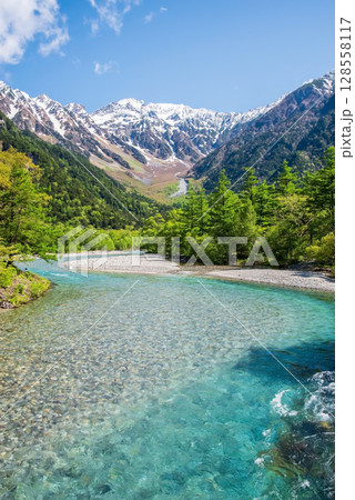 上高地の絶景『美しい梓川の流れと穂高連峰 新緑シーズン』 128558117