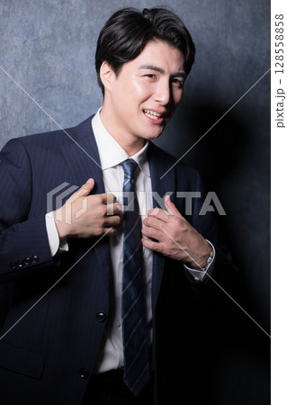 襟を整えて準備をするスーツを着たビジネスマン 128558858