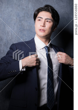 襟を整えて準備をするスーツを着たビジネスマン 128558860
