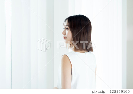 窓際に立つ女性 窓際に立つ女性 128559160
