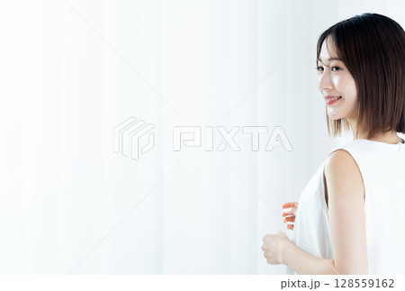 窓際に立つ女性 128559162