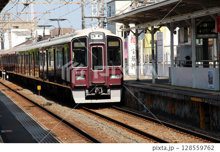 阪急清荒神駅を走る急行宝塚行き電車 128559762