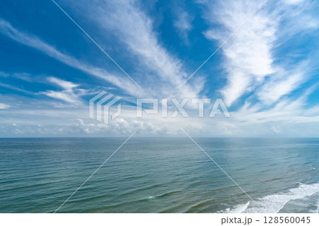 《千葉県》九十九里の海岸線・夏の空 128560045