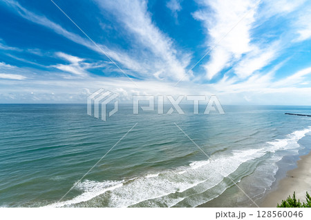 《千葉県》九十九里の海岸線・夏の空 128560046