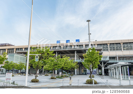 新潟県新潟市 青空のJR新潟駅南口 新潟県新潟市 青空のJR新潟駅南口 128560088