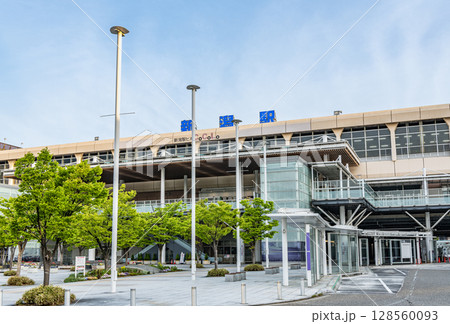 新潟県新潟市 青空のJR新潟駅南口 新潟県新潟市 青空のJR新潟駅南口 128560093