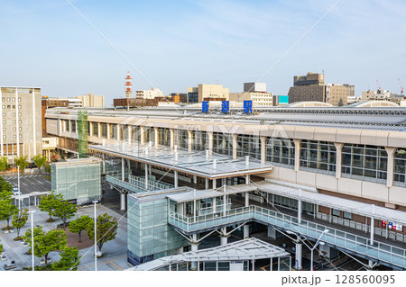 新潟県新潟市　青空のJR新潟駅南口 128560095