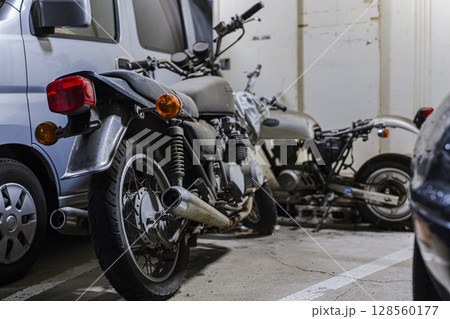 古びたバイク ガレージ 廃車 古びたバイク ガレージ 廃車 128560177