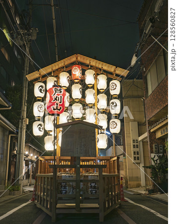 祇園祭・芦刈山|静寂な京都の夜に浮かぶ提灯の灯り 祇園祭・芦刈山|静寂な京都の夜に浮かぶ提灯の灯り 128560827