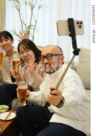 自撮りをする家族 128560841
