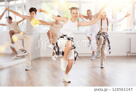 Teen girl with group of teenage friends, learn to dance hip hop 128561147