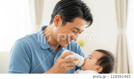 赤ちゃんにミルクをあげるパパ 128561485