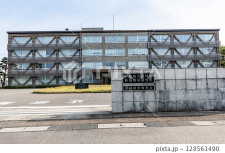 新潟県新潟市　新潟地方裁判所／新潟家庭裁判所／新潟検察審査会 128561490