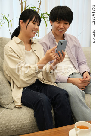 スマホを見るカップル 128561853
