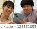 スマホを見るカップル スマホを見るカップル 128561855