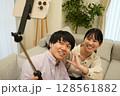 自撮りするカップル 自撮りするカップル 128561882