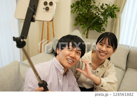 自撮りするカップル 自撮りするカップル 128561882