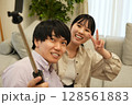 自撮りするカップル 自撮りするカップル 128561883