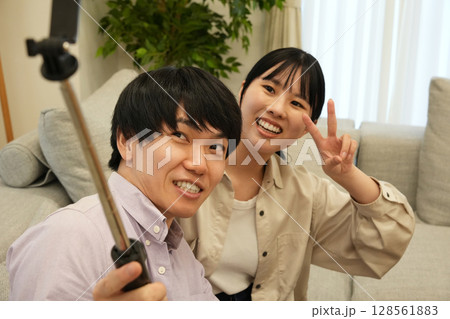 自撮りするカップル 128561883