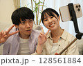 自撮りするカップル 自撮りするカップル 128561884