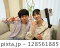 自撮りするカップル 自撮りするカップル 128561885