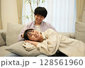 膝枕するカップル 膝枕するカップル 128561960
