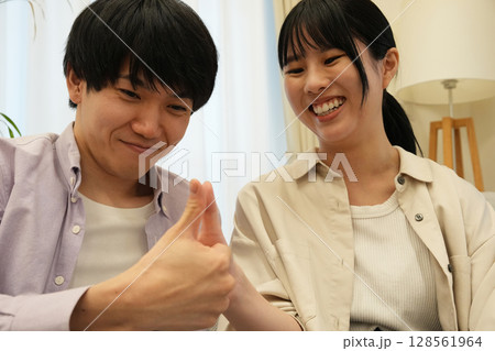 指相撲するカップル 128561964