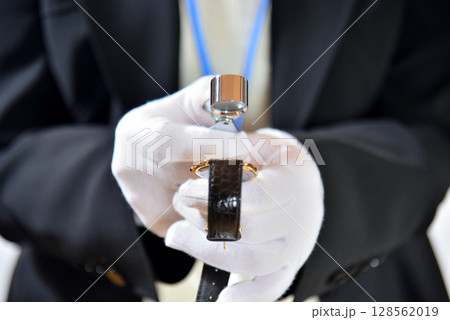 腕時計を査定する鑑定士イメージ 腕時計を査定する鑑定士イメージ 128562019