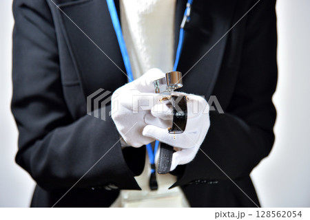 腕時計を査定する鑑定士イメージ 128562054