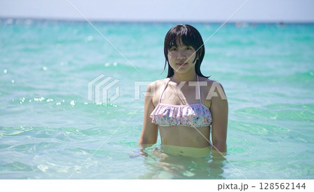 リゾートプールで微笑む日本人女性 リゾートプールで微笑む日本人女性 128562144