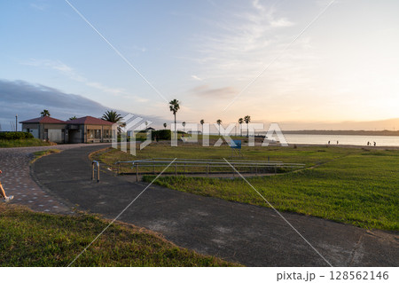 《千葉県》銚子マリーナ海水浴場・夕暮れ 128562146