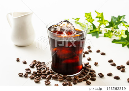アイスコーヒーとコーヒー豆 アイスコーヒーとコーヒー豆 128562219