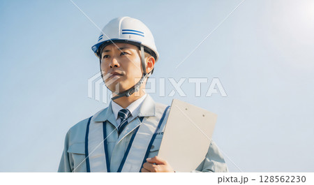 青空の下で働く作業員・ビジネスマンのポートレート 青空の下で働く作業員・ビジネスマンのポートレート 128562230