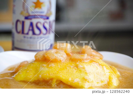 サッポロクラシックを背景にした海老天津飯 128562240