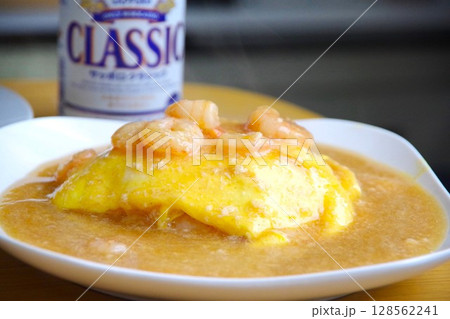 サッポロクラシックを背景にした海老天津飯 サッポロクラシックを背景にした海老天津飯 128562241