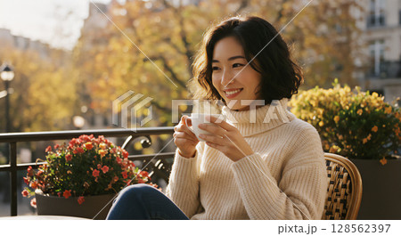 秋のテラスで過ごす女性のリラックスタイム、カフェのひととき 128562397