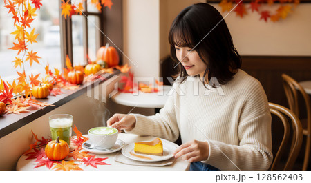 秋のテラスで過ごす女性のリラックスタイム、カフェのひととき 128562403