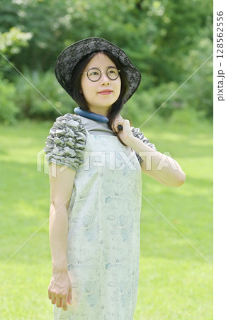 ネッククールリングで首を冷やす若い女性 128562556