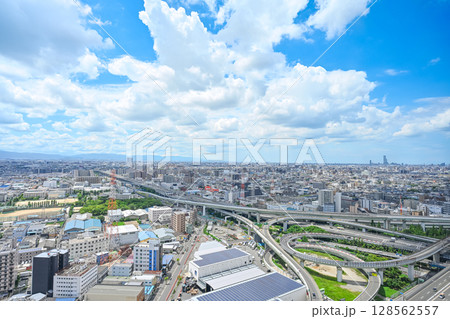 澄んだ青空の日に撮影した都会の高速道路と街並みの俯瞰風景　～東大阪JCT～　【大阪都市風景】 128562557
