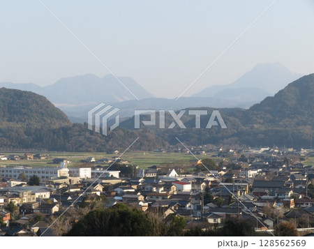 由布岳 鶴見岳 安心院より 大分県  由布岳 鶴見岳 安心院より 大分県  128562569