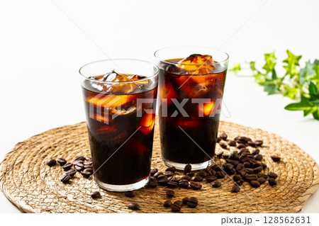 アイスコーヒーとコーヒー豆 128562631